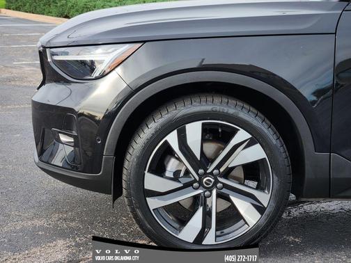 2025 Volvo XC40 B5 Plus Dark Theme