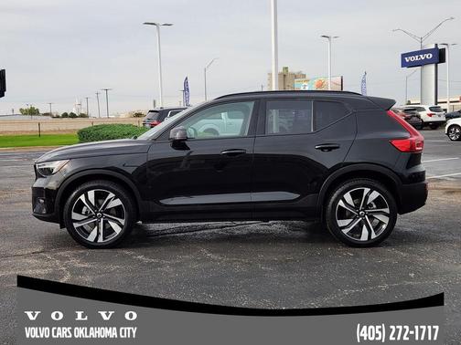 2025 Volvo XC40 B5 Plus Dark Theme