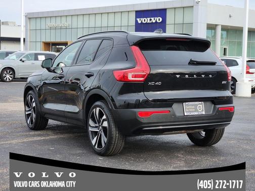 2025 Volvo XC40 B5 Plus Dark Theme