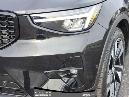 2025 Volvo XC40 B5 Plus Dark Theme