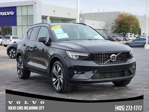 2025 Volvo XC40 B5 Plus Dark Theme