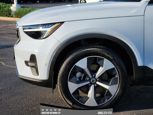 2025 Volvo XC40 B5 Plus Bright Theme