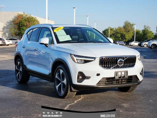2025 Volvo XC40 B5 Plus Bright Theme