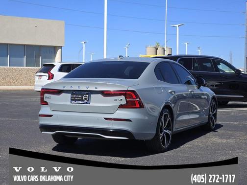 2024 Volvo S60 B5 Plus Dark Theme