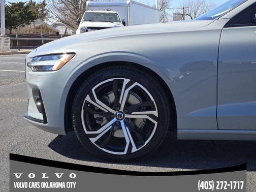 2024 Volvo S60 B5 Plus Dark Theme