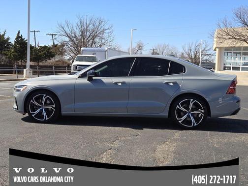 2024 Volvo S60 B5 Plus Dark Theme