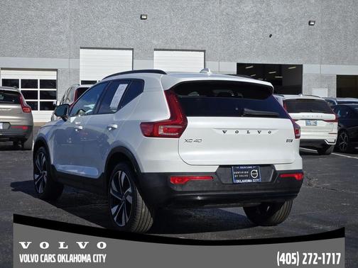 2025 Volvo XC40 B5 Plus Dark Theme