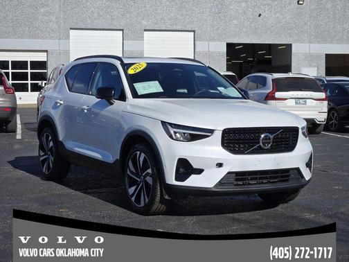 2025 Volvo XC40 B5 Plus Dark Theme