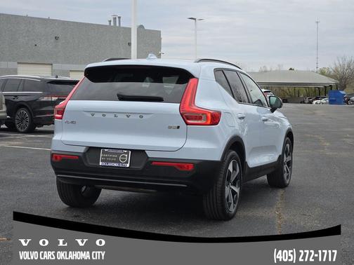 2025 Volvo XC40 B5 Plus Dark Theme