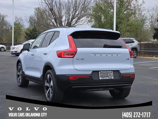 2025 Volvo XC40 B5 Plus Dark Theme