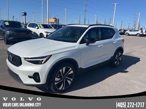 2023 Volvo XC40 B5 Ultimate Dark Theme