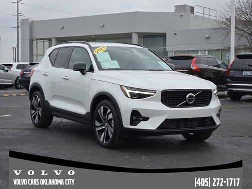 2023 Volvo XC40 B5 Ultimate Dark Theme