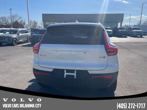 2023 Volvo XC40 B5 Ultimate Dark Theme