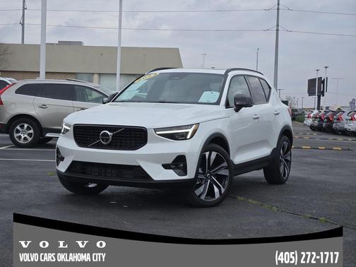 2023 Volvo XC40 B5 Ultimate Dark Theme