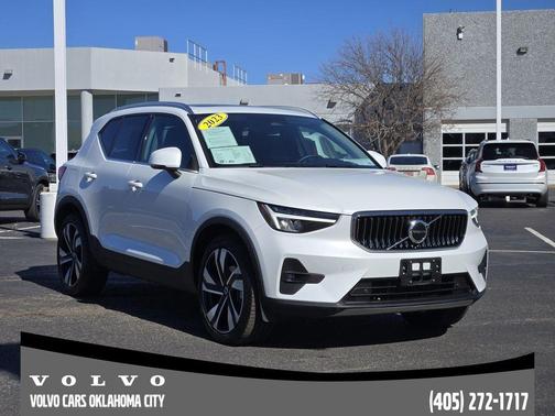 2023 Volvo XC40 B5 Plus Bright Theme