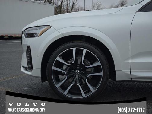 2023 Volvo XC60 B5 Ultimate Dark Theme