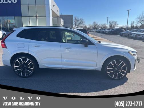 2023 Volvo XC60 B5 Ultimate Dark Theme