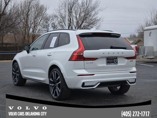2023 Volvo XC60 B5 Ultimate Dark Theme