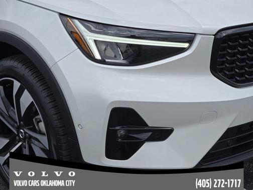 Crystal White Pearl 2025 Volvo XC40 B5 Plus Dark Theme