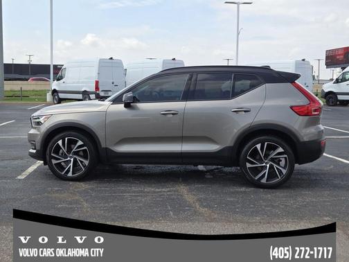 Pebble Gray Metallic 2022 Volvo XC40 T5 R-Design