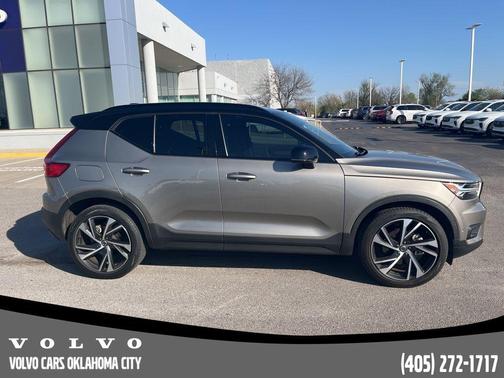 Pebble Gray Metallic 2022 Volvo XC40 T5 R-Design