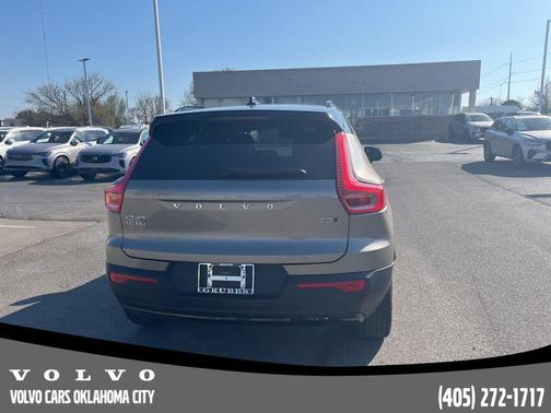 Pebble Gray Metallic 2022 Volvo XC40 T5 R-Design