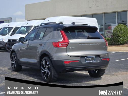 Pebble Gray Metallic 2022 Volvo XC40 T5 R-Design