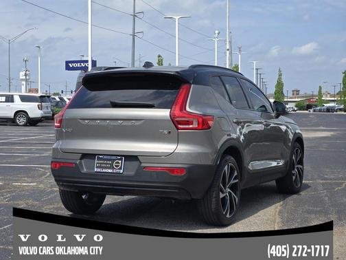 Pebble Gray Metallic 2022 Volvo XC40 T5 R-Design