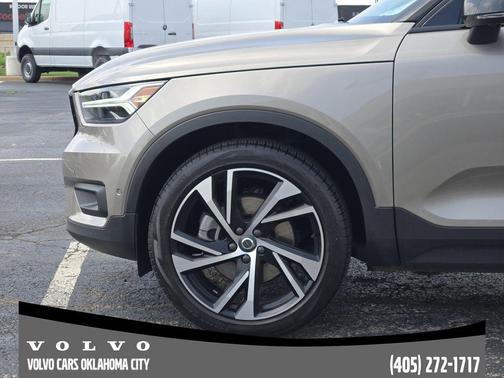 Pebble Gray Metallic 2022 Volvo XC40 T5 R-Design