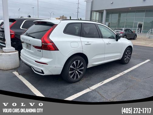 Crystal White Metallic 2025 Volvo XC60 B5 Plus
