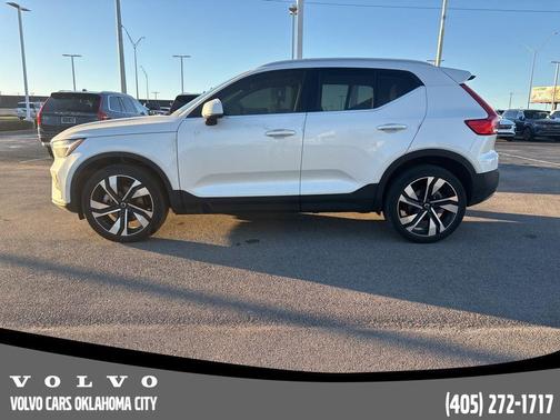 2023 Volvo XC40 B5 Plus Bright Theme