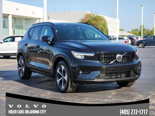 2025 Volvo XC40 B5 Plus Dark Theme