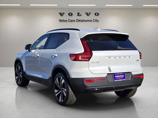 2025 Volvo XC40 B5 Plus Dark Theme