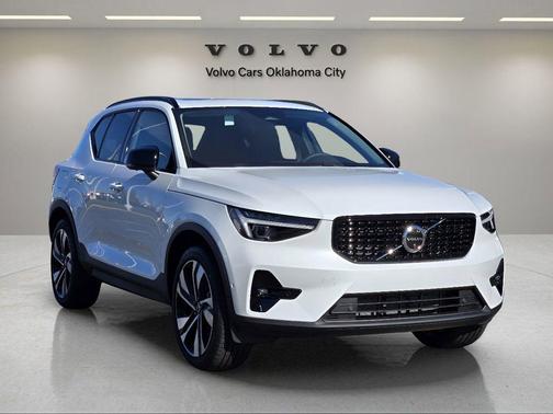 2025 Volvo XC40 B5 Plus Dark Theme