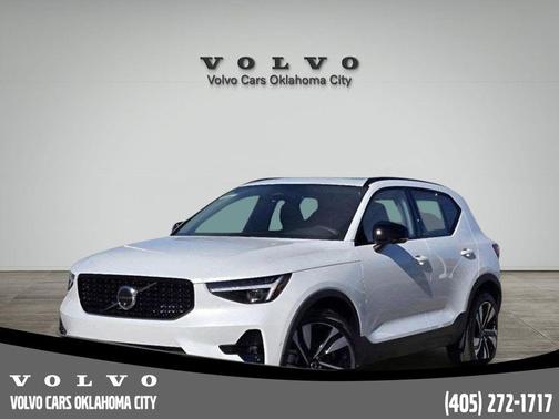 2025 Volvo XC40 B5 Plus Dark Theme