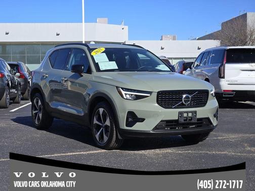 2025 Volvo XC40 B5 Plus Dark Theme