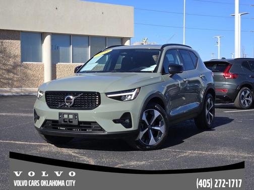 2025 Volvo XC40 B5 Plus Dark Theme