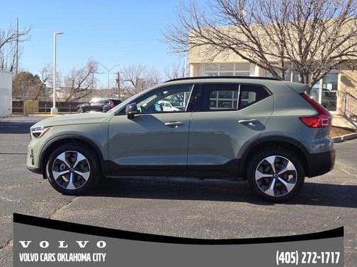 2025 Volvo XC40 B5 Plus Dark Theme