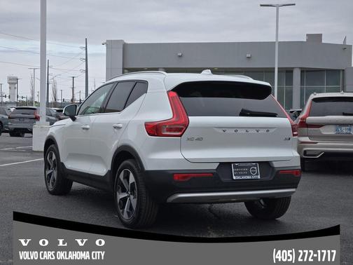 2025 Volvo XC40 B5 Core Bright Theme