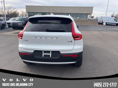 2025 Volvo XC40 B5 Core Bright Theme