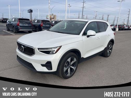 2025 Volvo XC40 B5 Core Bright Theme