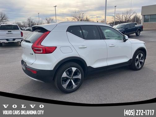 2025 Volvo XC40 B5 Core Bright Theme