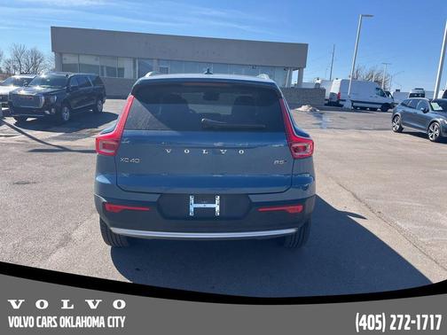 2025 Volvo XC40 B5 Plus Bright Theme