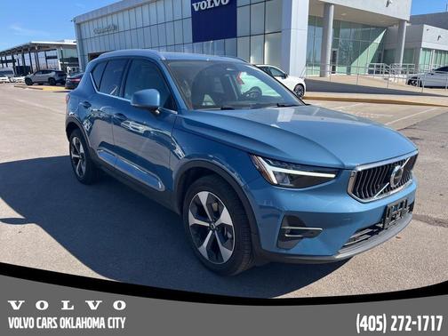 2025 Volvo XC40 B5 Plus Bright Theme