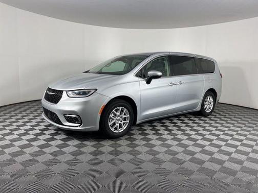 2023 Chrysler Pacifica Touring-L