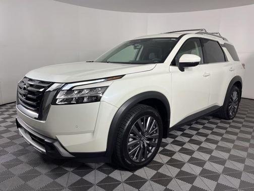 White 2023 Nissan Pathfinder SL