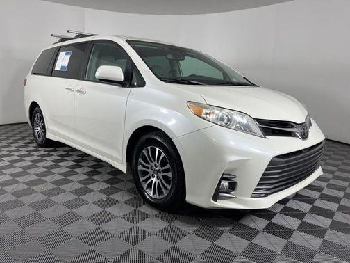 2019 Toyota Sienna XLE