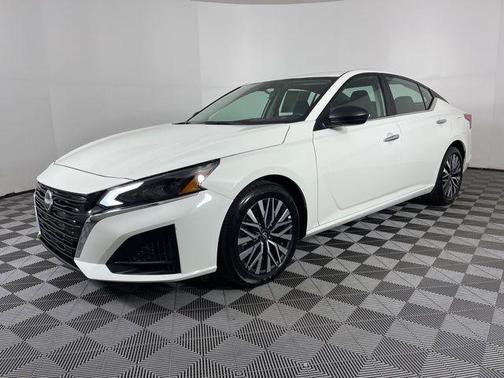 Glacier White 2025 Nissan Altima SV