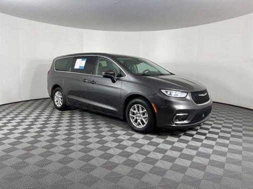 2023 Chrysler Pacifica Touring-L