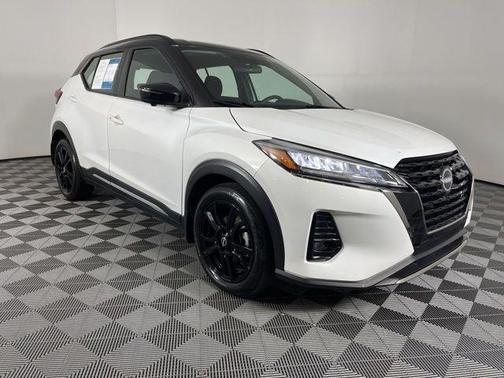 Aspen White / Super Black 2023 Nissan Kicks SR